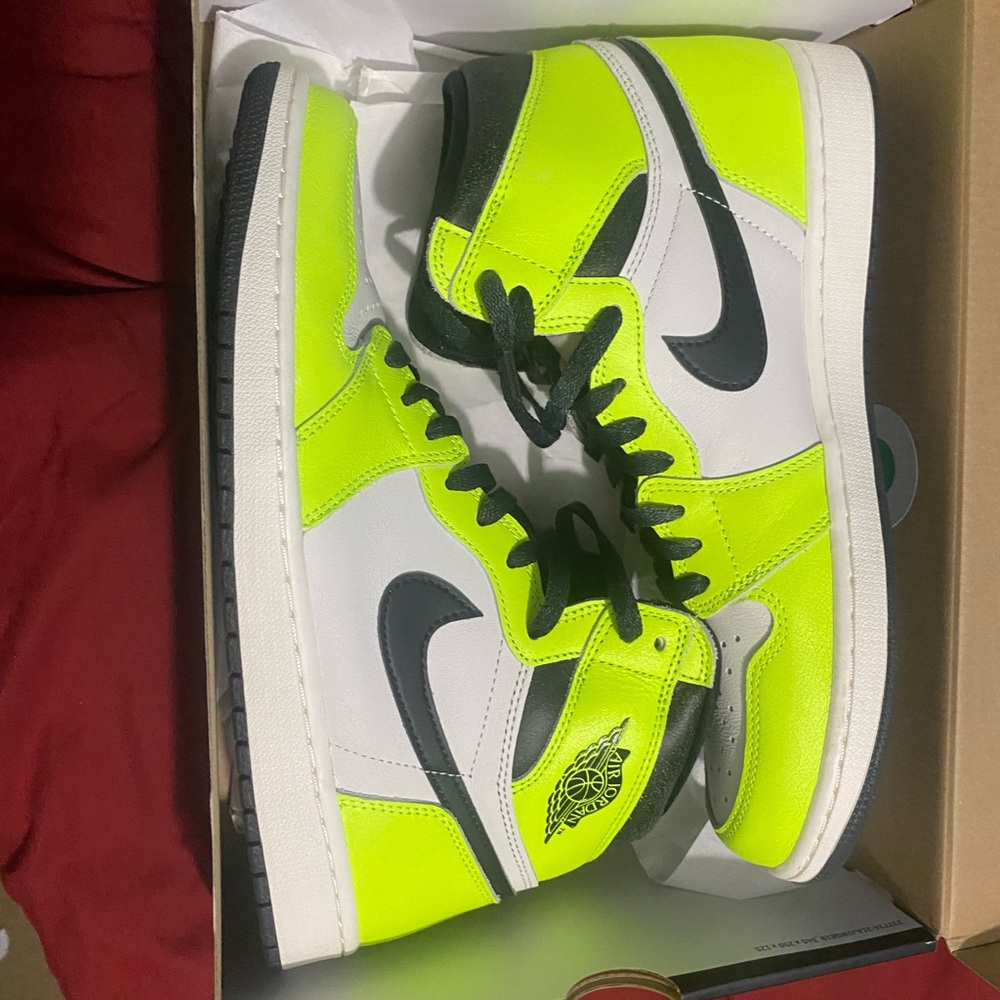 Jordan 1 mid volt